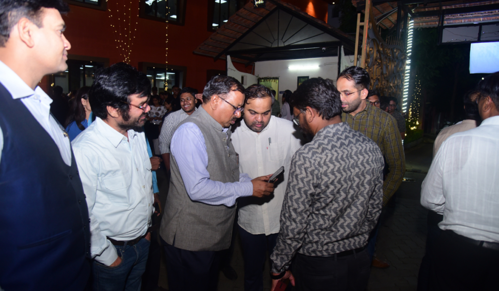 Dr. Ketan Mohitkar meeting the innovators at Nagpur Innovators Meet 2024