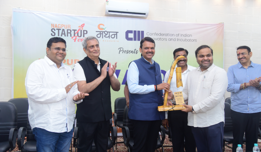 Dr. Ketan Mohitkar, Vishnu Changde, Shashikant Chaudhary, Devendra Fadnavis, Dr. Rajesh Gadewar, and Sandip Joshi