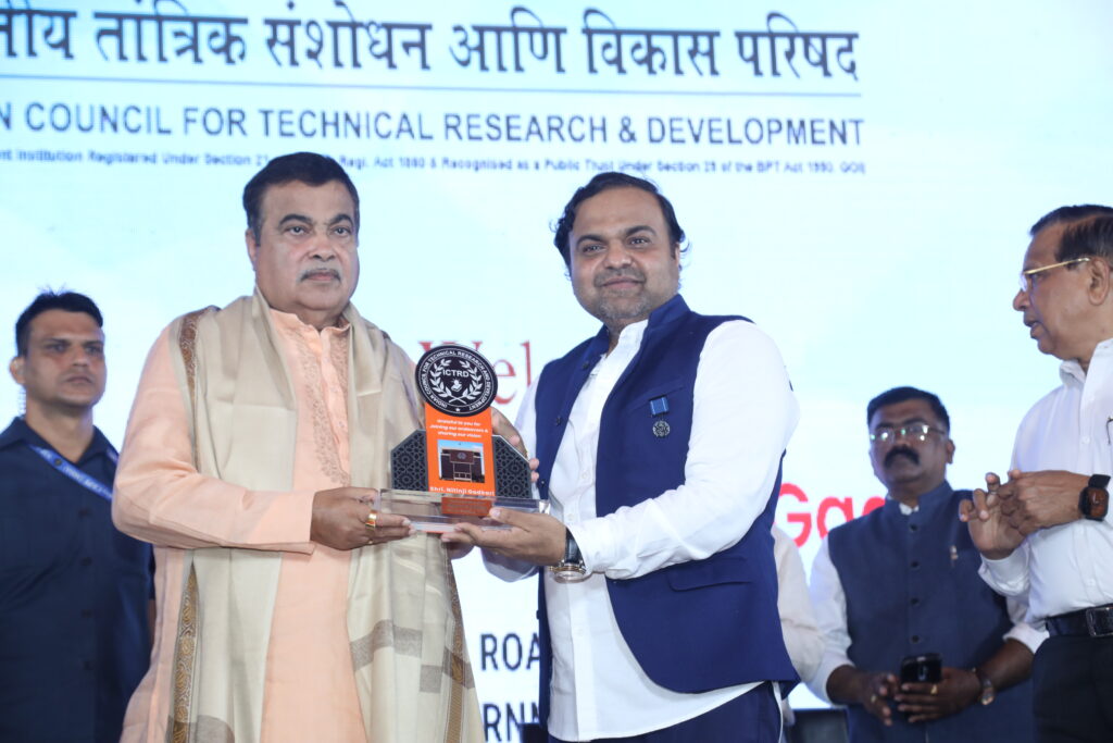 ICTRD Member Secretary Dr. Ketan Mohitkar felicitating Shri Nitinji Gadkar during the inauguration ceremony of the ICTRD Secretariat and Incubation Centre